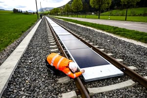 The start-up Sun-Ways has installed solar panels between the rails.