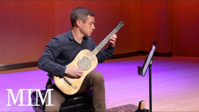 Sign in 425-year-old guitar by Belchior Dias